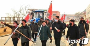 과일 생산에 힘을… 北 용전과수농장 근로자들