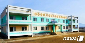 알곡생산 성과로… 北 송석협동농장에 세운 유치원