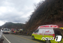 도로 덮친 산사태