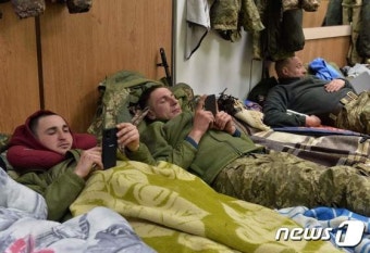하르키우서 휴식하는 근무 교대 우크라 병사들