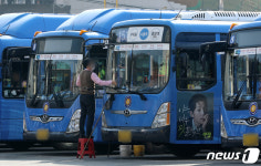 코로나19에 힘든 버스기사 8만6000명, 150만원씩 지원한다