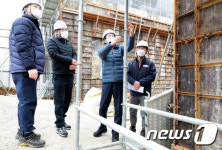 건설현장 둘러보는 안경덕 장관