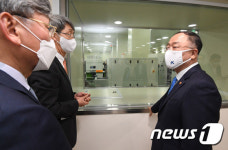 홍남기 부총리, 이오테크닉스 방문