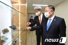 홍남기 부총리, 이오테크닉스 방문
