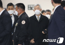 최지성, 가석방 이후 첫 공판 출석