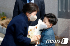 대구 사저 도착한 박근혜 동네 초등학생에게 환영 꽃다발