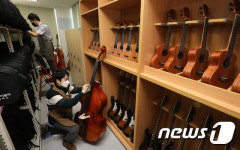 시민들 기다리는 다양한 악기