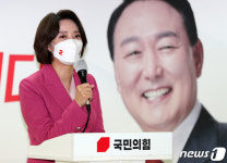 [영상] 이영 곁에서 본 윤석열, 남녀차별 없어…기업인 생각엔 눈물