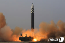 북한, 4년여만에 ICBM '화성-17형' 시험발사…김정은 참관