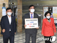 노정희 사퇴촉구 결의안 들고 의안과 향하는 국민의힘