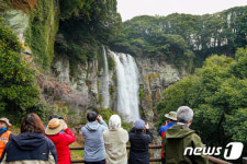 물줄기 터진 엉또폭포, 관광객 감탄