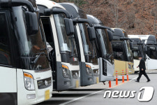 코로나19 사망자 폭증…화장시설 주차장 가득 메운 장례차량