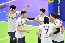 레오·나경복 52점 합작 우리카드, 한국전력에 3-1 승리…3위 확정
