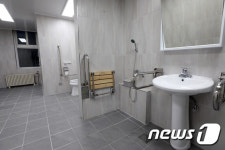 모두를 위한 화장실 5년 합의 끝에 설치…기독교·보수 단체는 여전히 반발