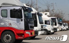 치솟는 경윳값에 멈춰선 화물차