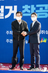 손 맞잡은 오세훈 서울시장과 정원오 성동구청장