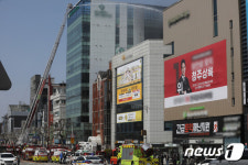청주 산부인과 불길 잡는 소방당국