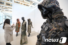 복합문화공간 111CM에서 전시 중인 2022평화로 VR패션 쇼룸