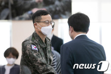 의원들과 인사하는 박정환 합참차장