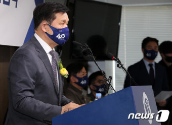 질문에 답하는 허구연 신임 총재