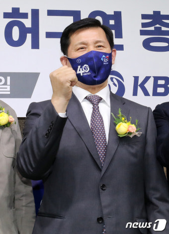 파이팅 외치는 허구연 신임 총재