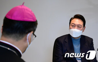 정순택 대주교와 대화하는 윤석열 당선인
