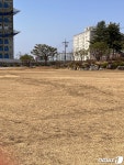 충주 한 중학교 천연잔디에 차량 테러…운전 연습한 듯