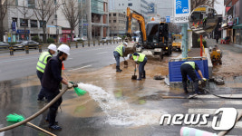 용산 삼각지역 인근에서 상수도파열, 긴급 보수 공사