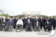 이용섭 광주시장 예비후보, 지역 장애인 단체들과 참배