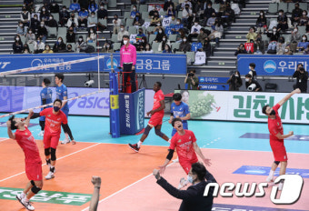 '시즌 6전 6패' 천적 우리카드 잡은 한국전력
