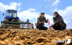노동신문 매일 많은 면적의 논밭을 가는 황해남도 일꾼들