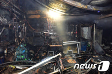 심야시간 화재, 불에 탄 대구 봉덕신시장 점포