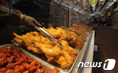또 오른다는데, 닭 튀기기 겁난다…3개월 사이 63% 뛴 식용유 값