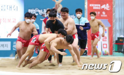 우승 확정 짓고 기뻐하는 경남정보고등학교 씨름부