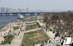 낮기온 크게 올라 봄 날씨 만끽하는 시민들