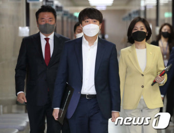 최고위 참석하는 이준석 대표