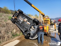 옥천 금강휴게소 강변도로서 SUV 강으로 추락…운전자 심정지