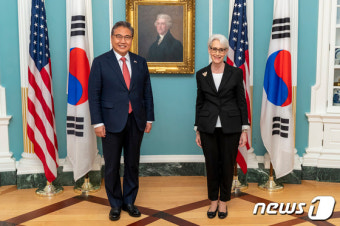 함께 선 박진 단장과 웬디 셔먼 미 국무부 부장관