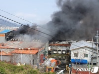 부산 기장군 오리가공 공장서 불…직원 4명 부상(종합)