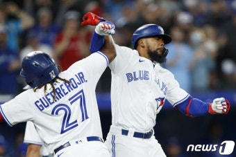 '0-7→10-8' 우승 후보 토론토, 개막전부터 짜릿한 역전승