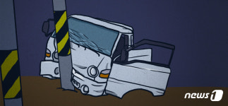 서울 강남구서 덤프트럭 전봇대·식당 충돌…2명 부상, 800여세대 정전