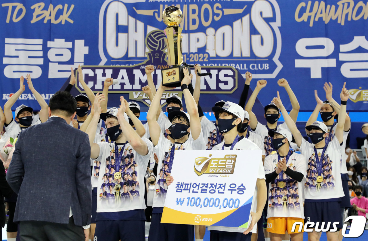 현대캐피탈, 대한항공 점보스 꺾고 V리그 통합 우승 달성

