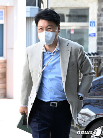 인수위 사무실로 들어서는 장제원 비서실장