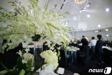 낮에는 결혼식장, 밤에는 장례식장…월급쟁이 허리 휜다