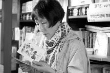 홍상수 소설가의 영화 현장 스틸…대사 맞추는 이혜영·김민희