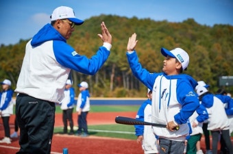 이승엽야구장학재단, 초·중·고 꿈나무 18명 선발…장학금 및 용품 전달