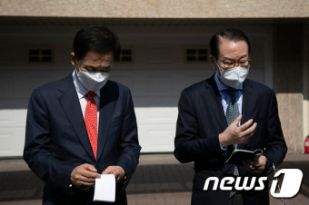 취재진과 대화하는 권영세 부위원장과 유영하 변호사