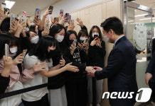 학생들과 인사하는 안철수 인수위원장