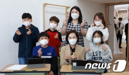 유은혜 부총리, 미래형 학습환경 조성학교 학생들과