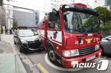 불법 주정차 골목길, 소방차로 뚫고 지나간다